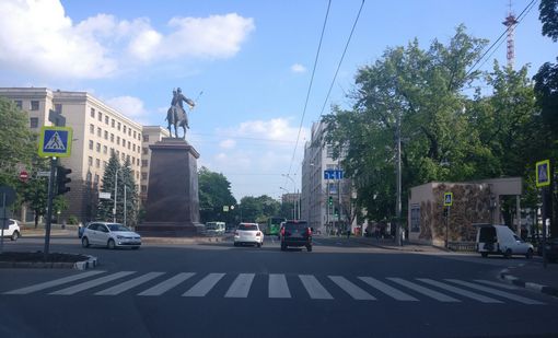 Смотрите прямую онлайн трансляцию Веб-камера Памятник основателям Харькова, проспект Науки